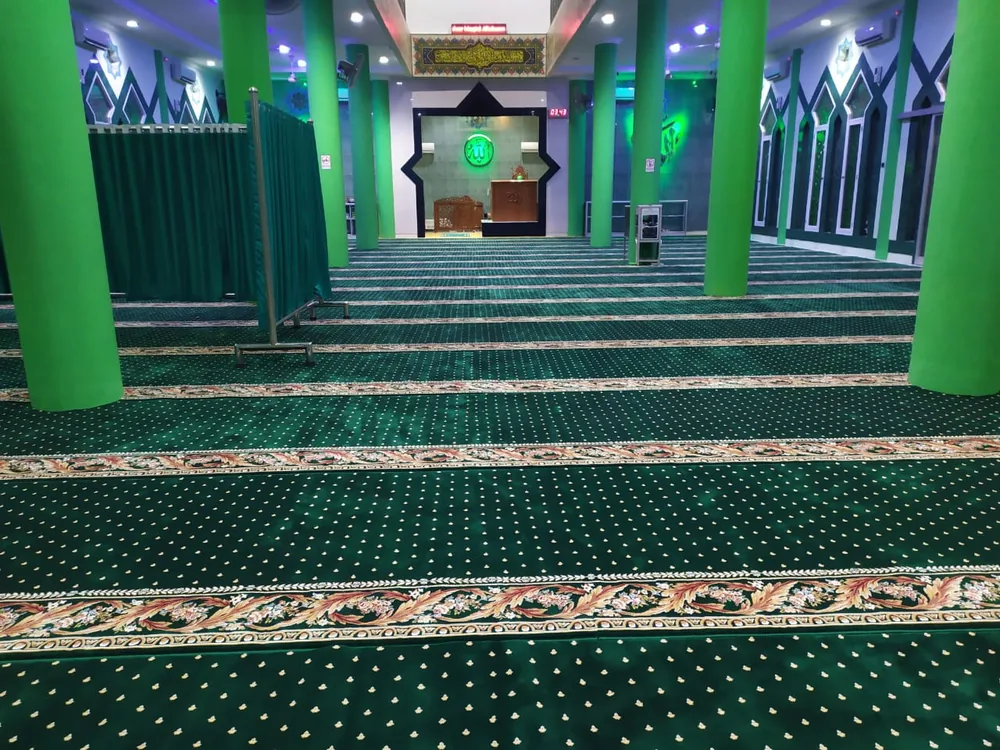 Pemasangan karpet masjid hijau dengan garis shaf