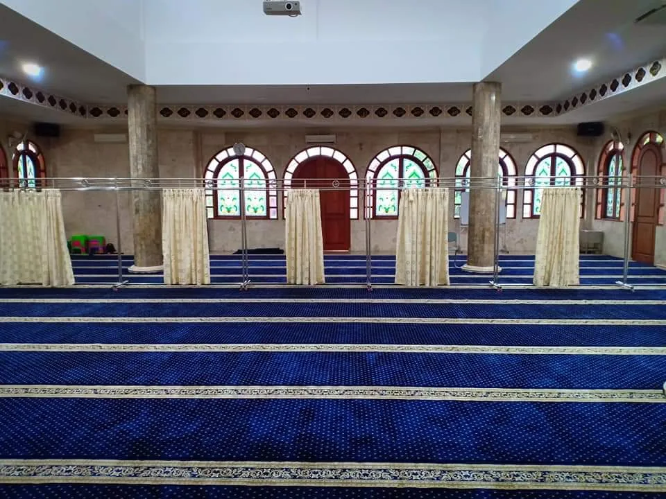 Pemasangan karpet masjid biru